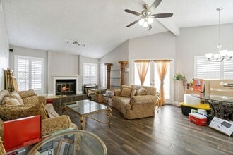 1050 E Fallbrook Ave in Fresno, CA - Building Photo - Building Photo