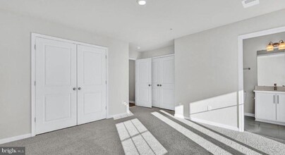 8360 Dieter Dr in White Marsh, MD - Foto de edificio - Building Photo
