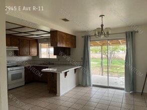 2945 E Ave R-11 in Palmdale, CA - Building Photo - Building Photo