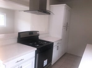 5461 Kingsley St in Montclair, CA - Foto de edificio - Building Photo