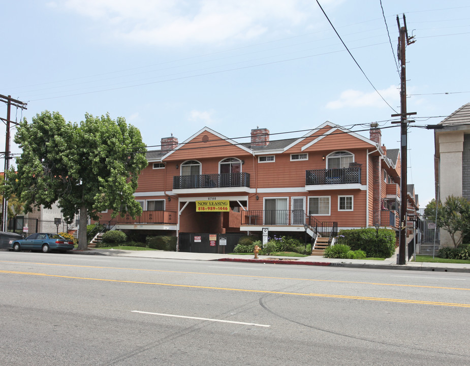 Woodley Court in Van Nuys, CA - Building Photo