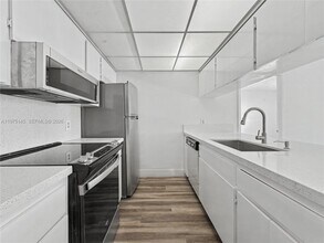 8120 Geneva Ct in Doral, FL - Building Photo - Building Photo