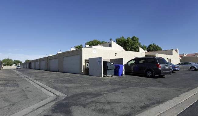 Green Tree Estates in Victorville, CA - Foto de edificio - Building Photo