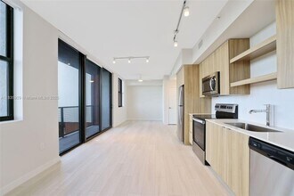 555 NE 8th St, Unit 0417 in Fort Lauderdale, FL - Building Photo - Building Photo