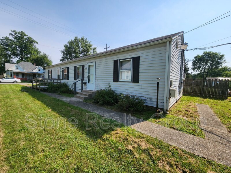 2005 8th Ave in Terre Haute, IN - Building Photo