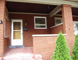 5621 Woodmont St in Pittsburgh, PA - Building Photo