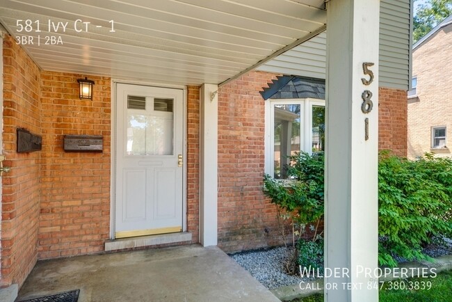 581 Ivy Ct in Lake Forest, IL - Building Photo - Building Photo