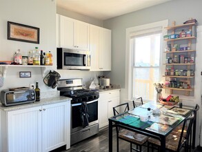 40 Cherry St, Unit 2 in Somerville, MA - Building Photo - Building Photo