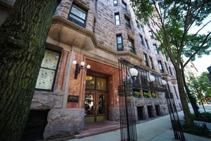 2800 N Pine Grove Ave in Chicago, IL - Building Photo