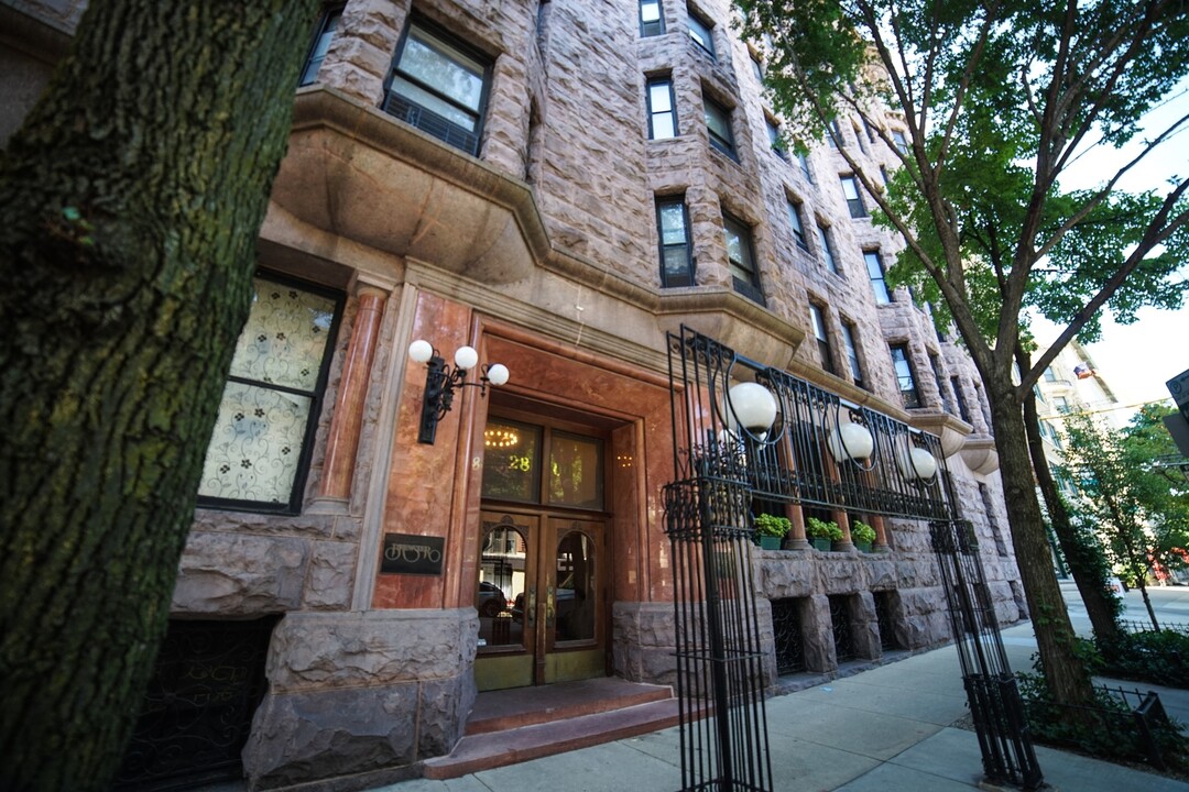 2800 N Pine Grove Ave in Chicago, IL - Building Photo