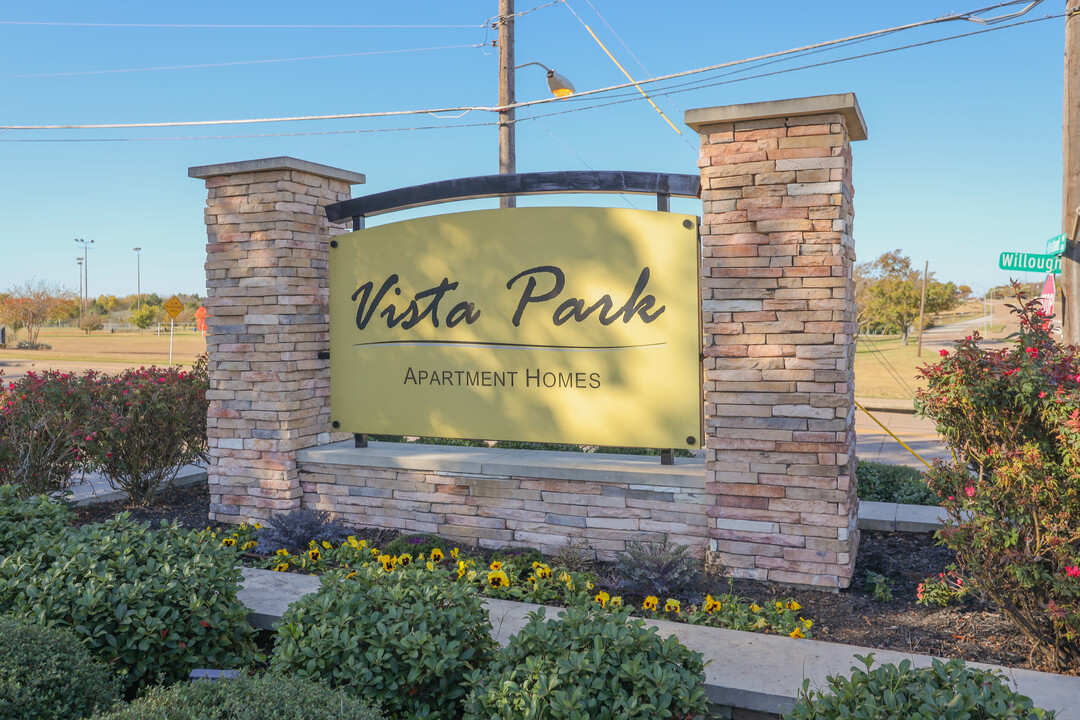 Vista Park Apartments in Dallas, TX - Building Photo