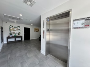 4383 N Sepulveda Blvd, Unit 201 in Sherman Oaks, CA - Building Photo - Building Photo