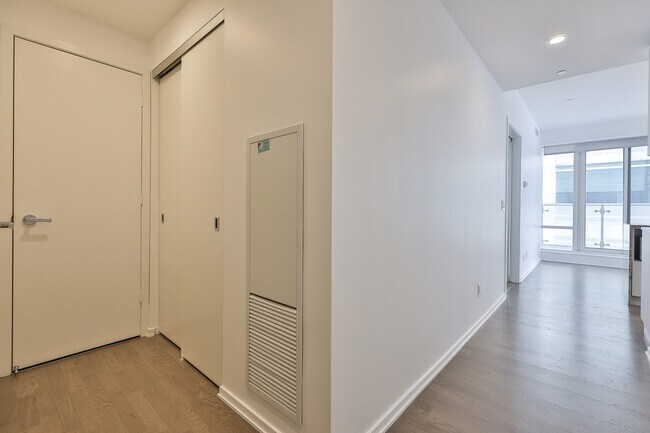 1 Bloor St E in Toronto, ON - Building Photo - Building Photo