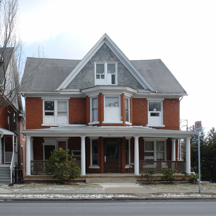 512 W College Ave in State College, PA - Foto de edificio