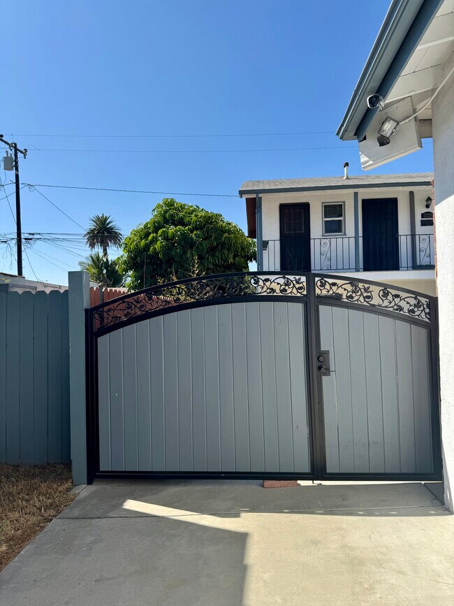 3725 Cerritos Ave in Long Beach, CA - Building Photo - Building Photo