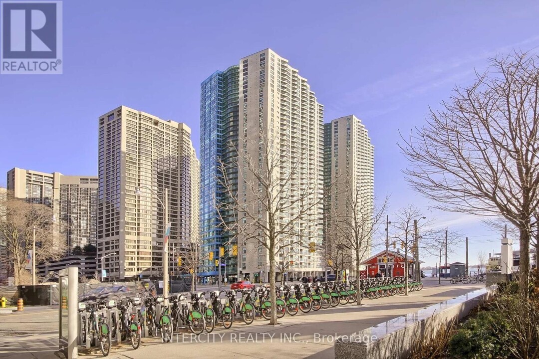 77-477 Harbour Square in Toronto, ON - Building Photo