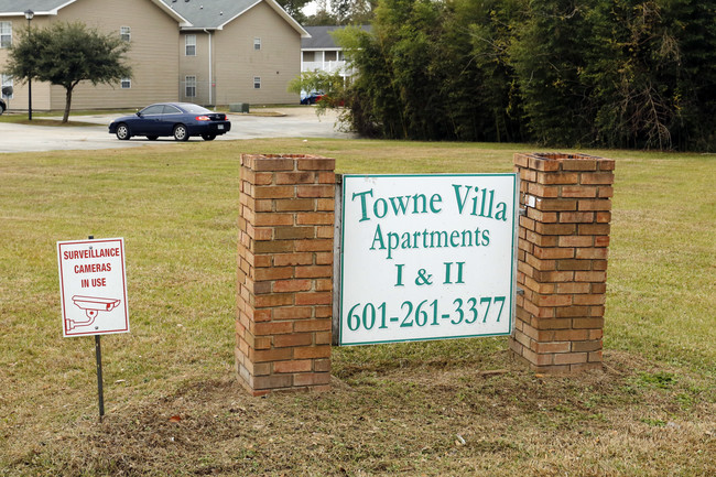 Town Villa Apartments I & II in Hattiesburg, MS - Building Photo - Building Photo