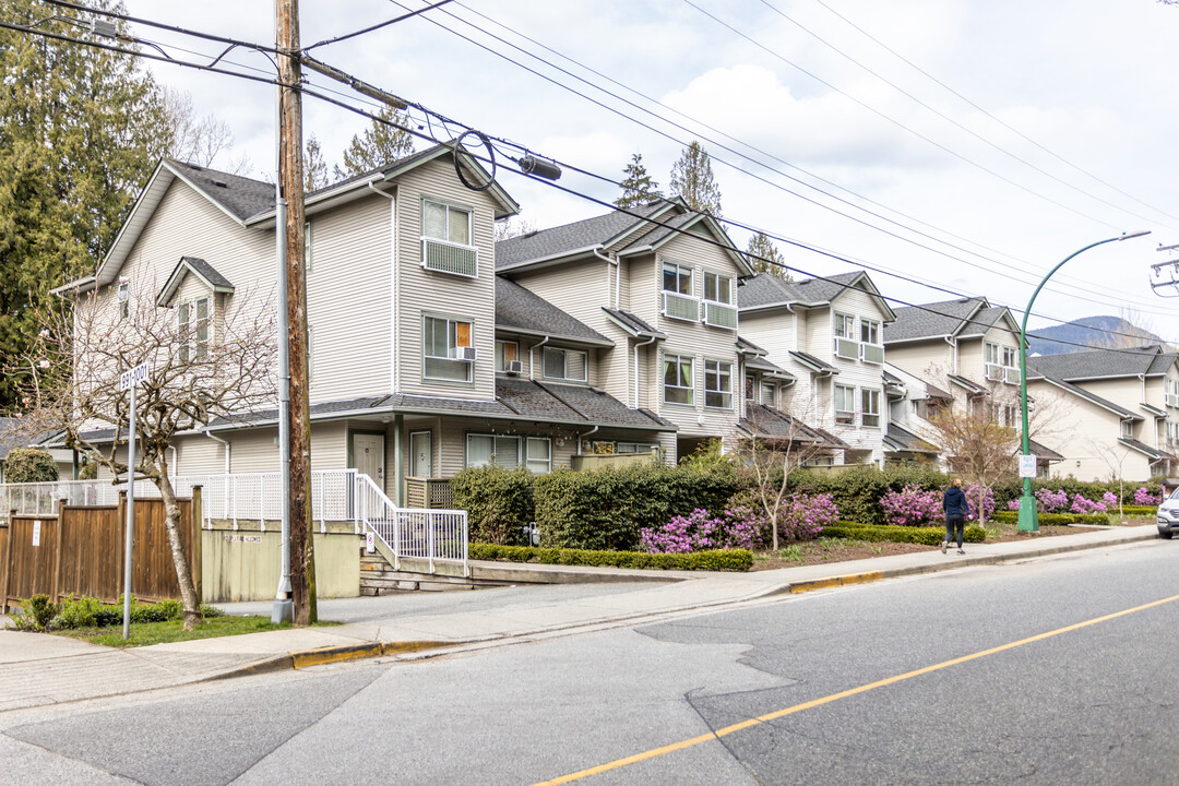 1055 Premier St in North Vancouver, BC - Building Photo