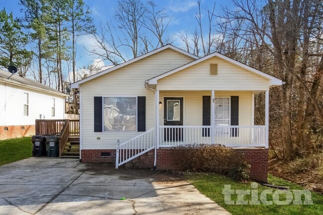 property at 924 Pine Cir Dr NW