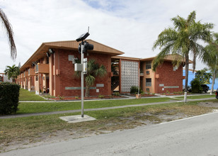 6850 W 14th Ct in Hialeah, FL - Foto de edificio - Building Photo