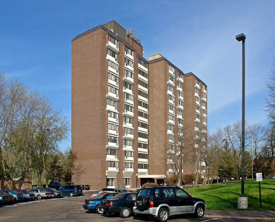 Cleveland Hi-Rise in St. Paul, MN - Foto de edificio