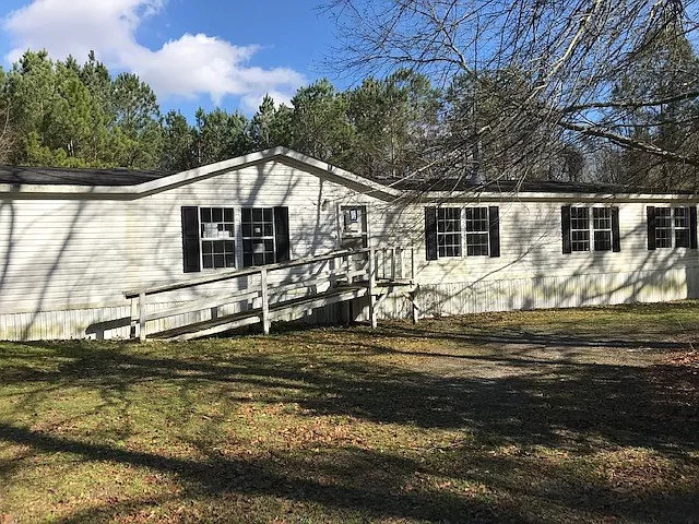 1107 Watford Dr in Manning, SC - Building Photo