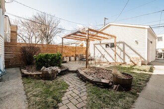 2136 N Avers Ave in Chicago, IL - Foto de edificio - Building Photo