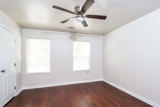 6923 Parkbrook Ln in Cordova, TN - Foto de edificio - Building Photo