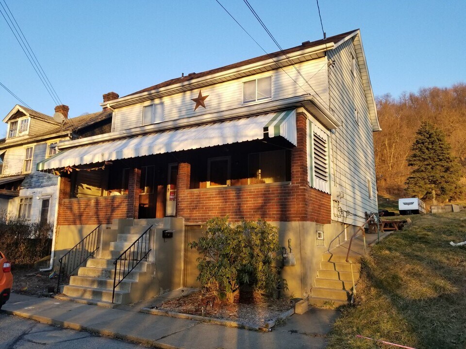 1 Erie Ave-Unit -Unit 2 in Glassport, PA - Building Photo