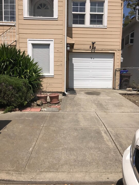 816-818-818 Mariposa St in Rodeo, CA - Building Photo