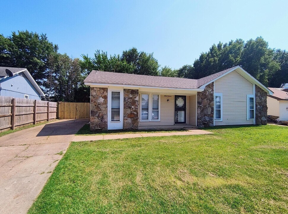 6019 Whisper Valley Dr in Memphis, TN - Building Photo