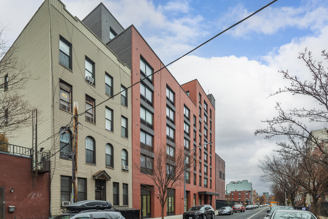 64 Scholes St in Brooklyn, NY - Building Photo