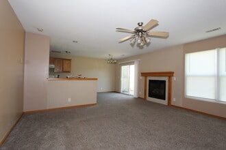915 Jackalope Ct in Junction City, KS - Foto de edificio - Building Photo