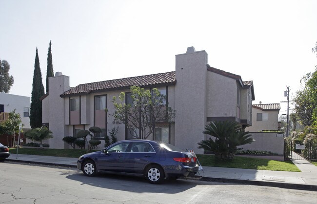 340 E Wilshire Ave in Fullerton, CA - Foto de edificio - Building Photo