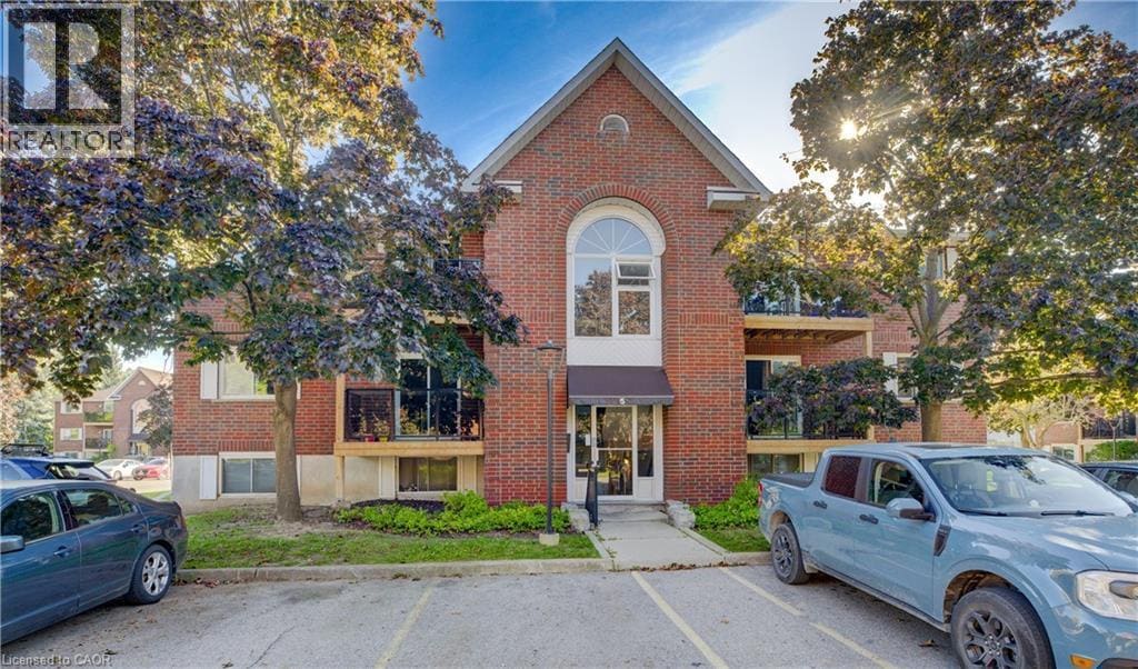 565 Greenfield Ave in Kitchener, ON - Building Photo