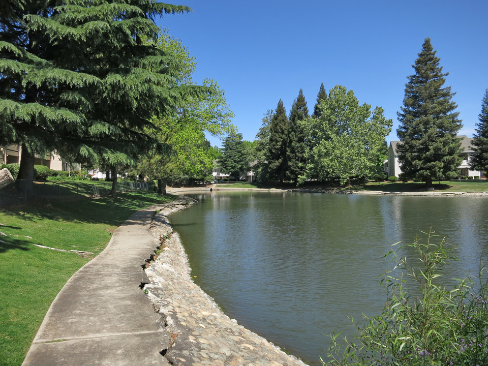 Lakeside Village in Marysville, CA - Building Photo