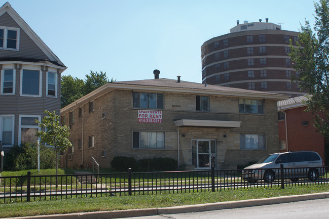 754 S Layton Blvd in Milwaukee, WI - Foto de edificio - Building Photo