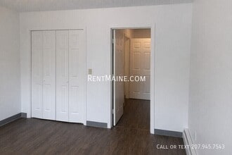 46 Baker St, Unit 10 in Clinton, ME - Foto de edificio - Building Photo