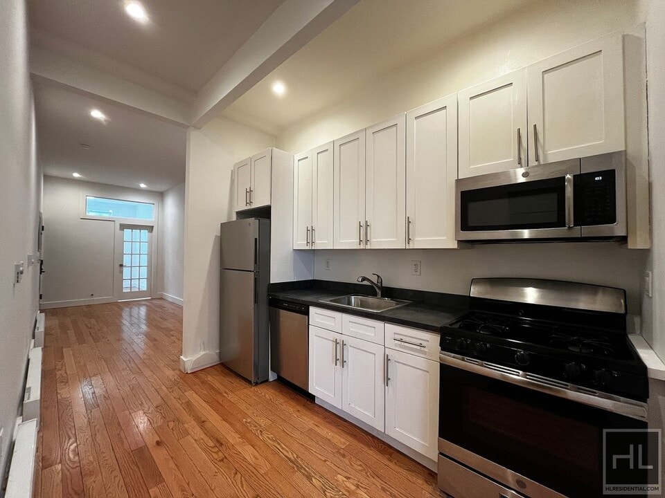 NO FEE / SUMMERFIELD STREET / Spacious 3-Bed 1-Bath / Bushwick and Ridgewood Border in Queens, NY - Foto de edificio