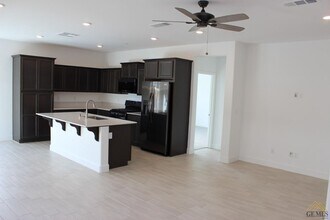 9705 Amberdale Wy in Shafter, CA - Building Photo - Building Photo