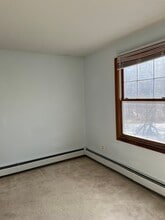 731 Pleasant St, Unit 2 in Leicester, MA - Building Photo - Building Photo