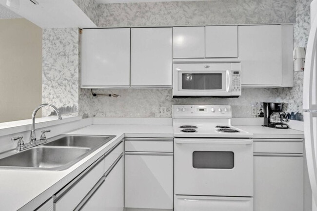 7205 Thomas Dr in Panama City Beach, FL - Building Photo - Building Photo