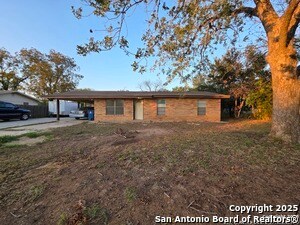915 E Frio St in Pearsall, TX - Building Photo