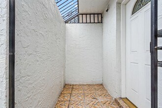 319 NW 109th Ave in Miami, FL - Building Photo - Building Photo