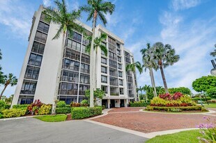 6895 Willow Wood Dr in Boca Raton, FL - Building Photo