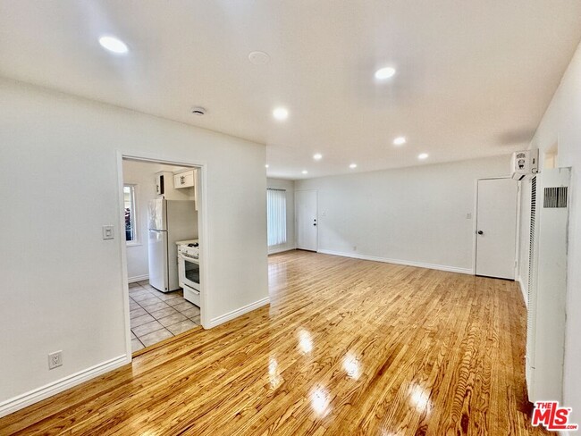 1108 S Sherbourne Dr in Los Angeles, CA - Building Photo - Building Photo