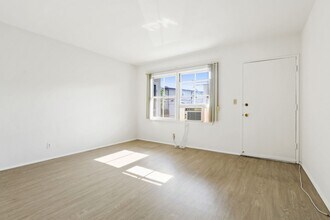 10906 Santa Monica Blvd in Los Angeles, CA - Building Photo - Building Photo
