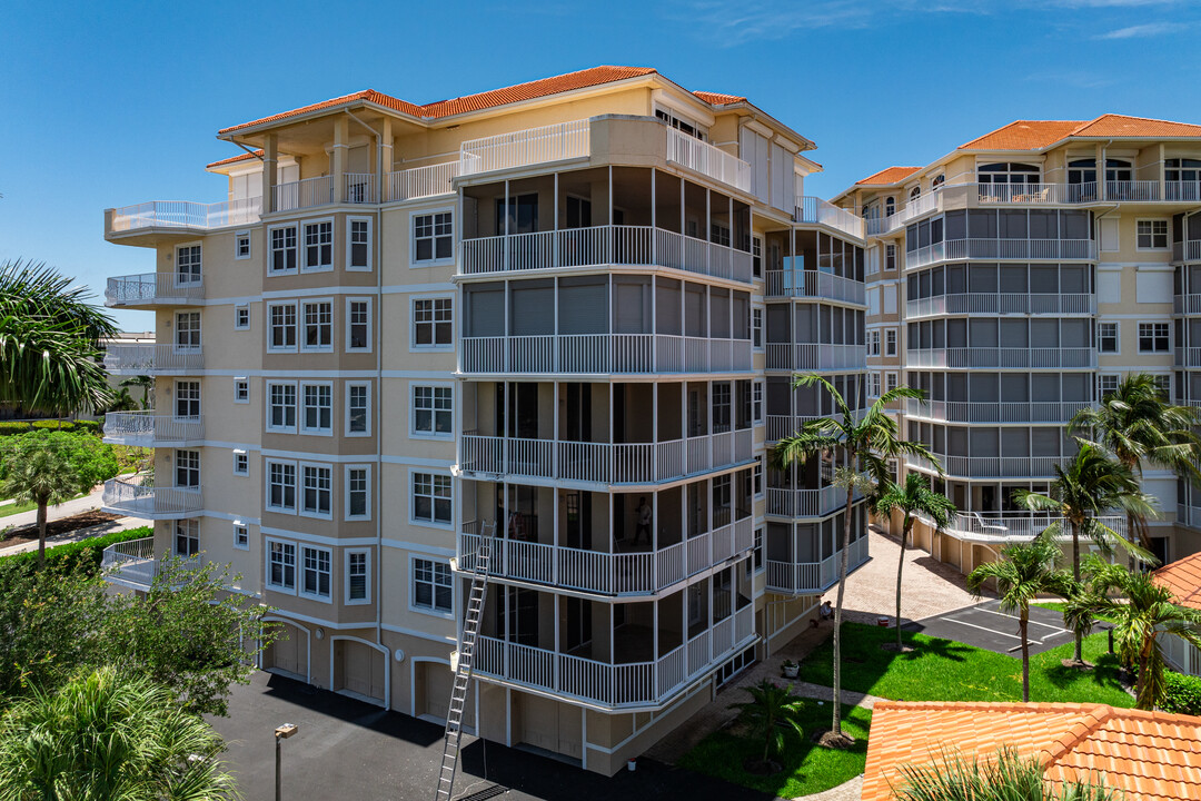 Courtyard Towers 4 in Marco Island, FL - Building Photo