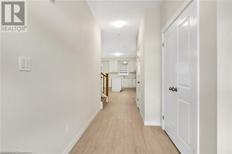48 Moon Cres in Cambridge, ON - Building Photo - Building Photo