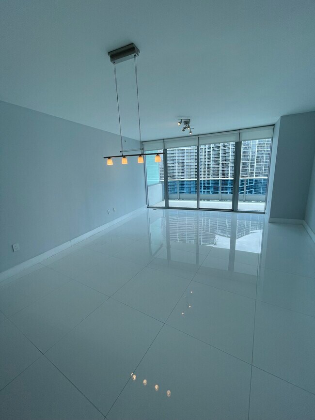 200 Biscayne Boulevard Way, Unit 1406 in Miami, FL - Building Photo - Building Photo